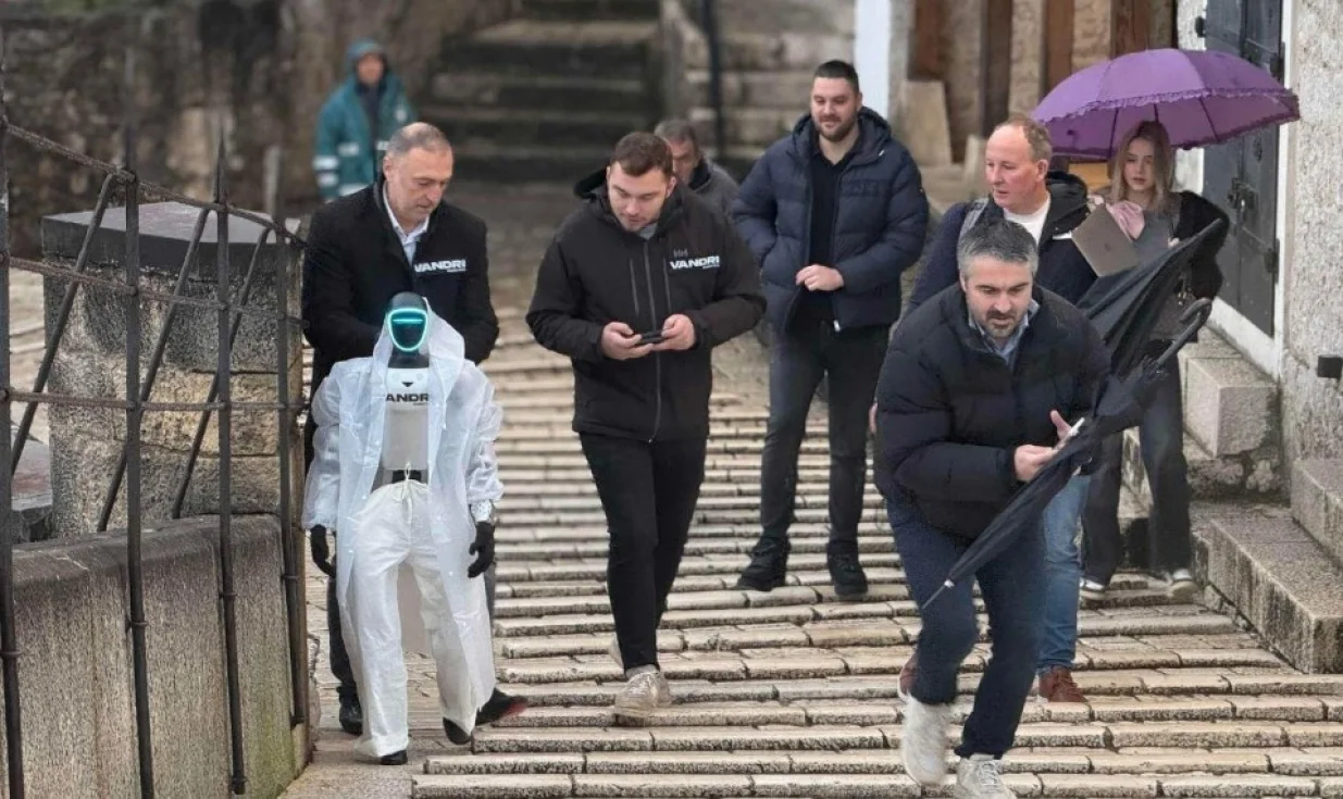 Prvi bh. humanoidni robot Roby, Mostar, &scaron;etnja/Bljesak.info