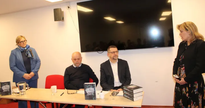 U Islamskom kulturnom centru Bo&scaron;njaka u Oslu održana je promocija knjige "Dnevnik drugog života"&nbsp;autora Edina Mezita/Fahro Konjhodžić