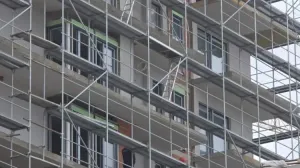 Pao sa zgrade u izgradnji/ATV//