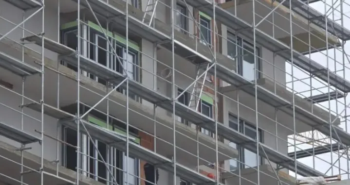 Pao sa zgrade u izgradnji/ATV//