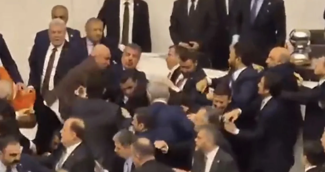 Masovna tuča u turskom parlamentu/Screenshot