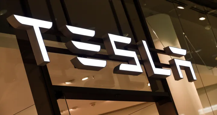 epa08763834 (FILE) - A Tesla logo is seen in a showroom in Berlin, Germany, 13 November 2019 (reissued 22 October 2020). On 21 October Tesla reported a profit of 331 million US dollar in the third quarter (Q3) of 2020, more than double the profit of Q3 in 2019. EPA/FELIPE TRUEBA/Felipe Trueba