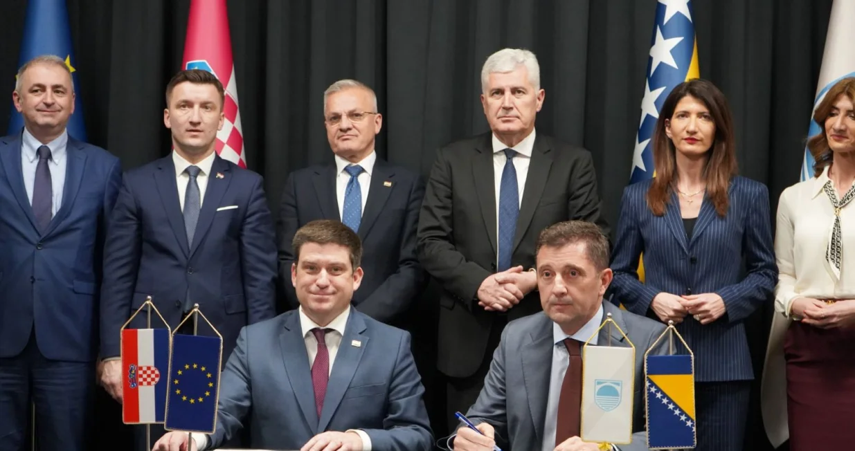 Sporazum o dodjeli sredstava&nbsp;Vlade Republike Hrvatske za unapređenje sistema zračnog saobraćaja u Mostaru potpisan je danas na Aerodromu Mostar. Potpisali su ga&nbsp;gradonačelnik Mostara Mario Kordić i potpredsjednik Vlade Republike Hrvatske te ministar mora, prometa i infrastrukture Oleg Butković//