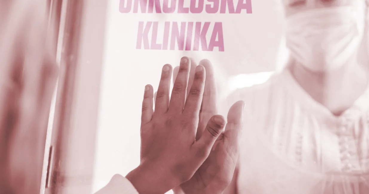 Zolj-Balenović opisuje snažno i emotivno iskustvo boravka na Onkolo&scaron;koj klinici, gdje se susreću strah, neizvjesnost i ogromna unutra&scaron;nja snaga ljudi koji se bore s te&scaron;kom bole&scaron;ću. On posebno ističe solidarnost među pacijentima i humanost medicinskog osoblja koje svojim odnosom ublažava najteže trenutke i vraća dostojanstvo onima koji prolaze kroz liječenje. Poruka teksta je da ljubav, podr&scaron;ka i prisutnost uz oboljele mogu nadjačati tamu bolesti i učiniti njihove dane podno&scaron;ljivijim./Benjamin Krnić