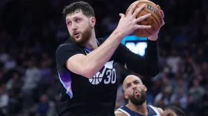 Jan 20, 2026; Salt Lake City, Utah, USA; Utah Jazz center Jusuf Nurkic (30) rebounds the ball against the Minnesota Timberwolves during the second half at Delta Center. Mandatory Credit: Rob Gray-Imagn Images/Foto: Rob Gray