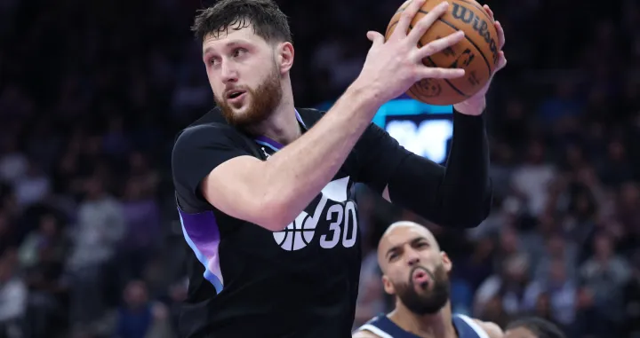 Jan 20, 2026; Salt Lake City, Utah, USA; Utah Jazz center Jusuf Nurkic (30) rebounds the ball against the Minnesota Timberwolves during the second half at Delta Center. Mandatory Credit: Rob Gray-Imagn Images/Foto: Rob Gray