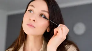 Tuš za oči u make-up rutini//