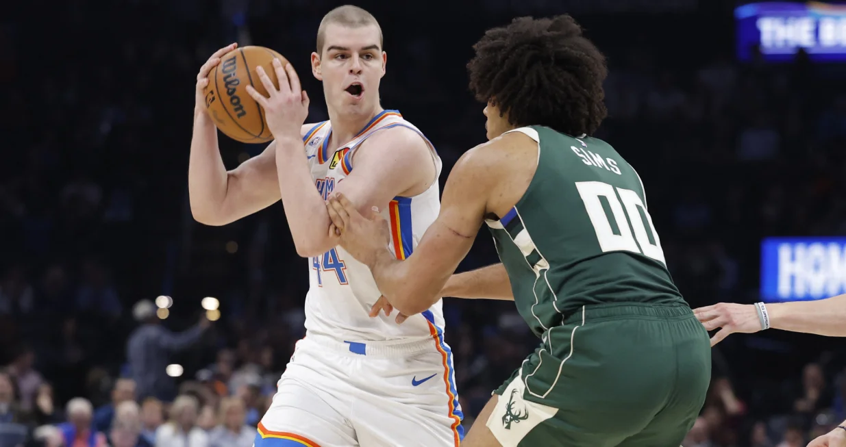Feb 12, 2026; Oklahoma City, Oklahoma, USA; Oklahoma City Thunder guard Nikola Topić (44) moves the ball against Milwaukee Bucks center Jericho Sims (00) during the second half at Paycom Center. Mandatory Credit: Alonzo Adams-Imagn Images/Foto: Alonzo Adams
