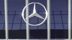 epa10266734 A Mercedes-Benz logo at car dealer Autodom autosalon in Moscow, Russia, 26 October 2022. Mercedes sold its plant in the Moscow region and property to his dealer of the Avtodom Group. The car producer estimated its assets in the Russian Federation at two billion Euro. Deliveries of cars selling above 50,000 euro from the EU and all cars from the United States to Russia are prohibited by sanctions in March 2022. Mercedes has become the third manufacturer in the passenger car industry to leave the Russian market. Prior to that, Renault and Nissan had sold their assets and left it. EPA/YURI KOCHETKOV EPA-EFE/YURI KOCHETKOV/Yuri Kochetkov