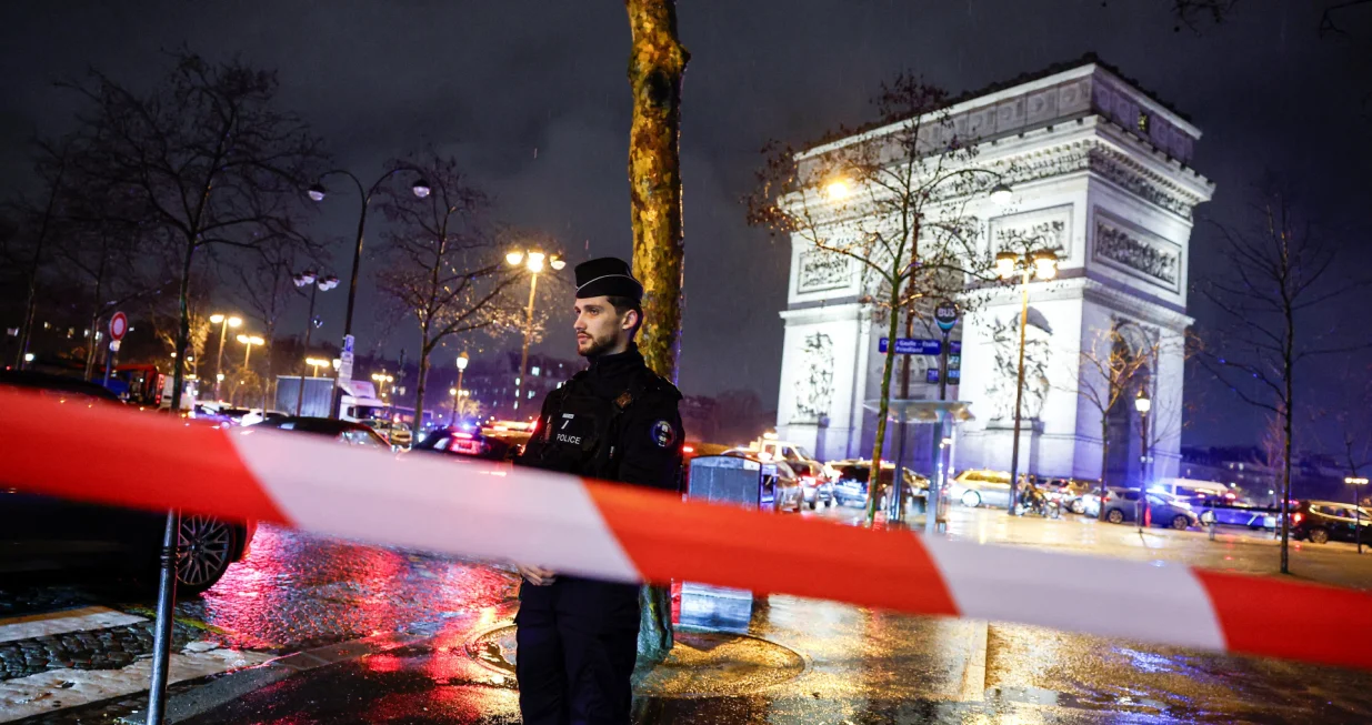 Police officer stands guard as law enforcement operate a cordon after authorities said a man armed with a knife attacked a police officer near the Arc de Triomphe in Paris, France, February 13, 2026. REUTERS/Benoit Tessier/Benoit Tessier