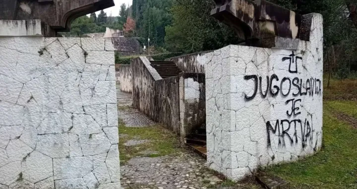 oskrnavljeno partizansko groblje, mostar/
