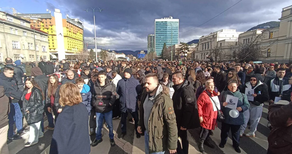 Građani blokirali raskrsnicu kod Zemaljskog muzeja: transparentima i potpunom obustavom saobraćaja traže odgovornost/Senad Gubelić