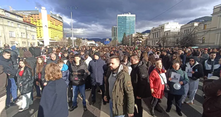 Građani blokirali raskrsnicu kod Zemaljskog muzeja: transparentima i potpunom obustavom saobraćaja traže odgovornost/Senad Gubelić