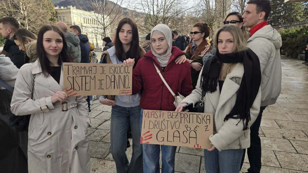 Građani blokirali raskrsnicu kod Zemaljskog muzeja: transparentima i potpunom obustavom saobraćaja traže odgovornost/Nedim Fetahović