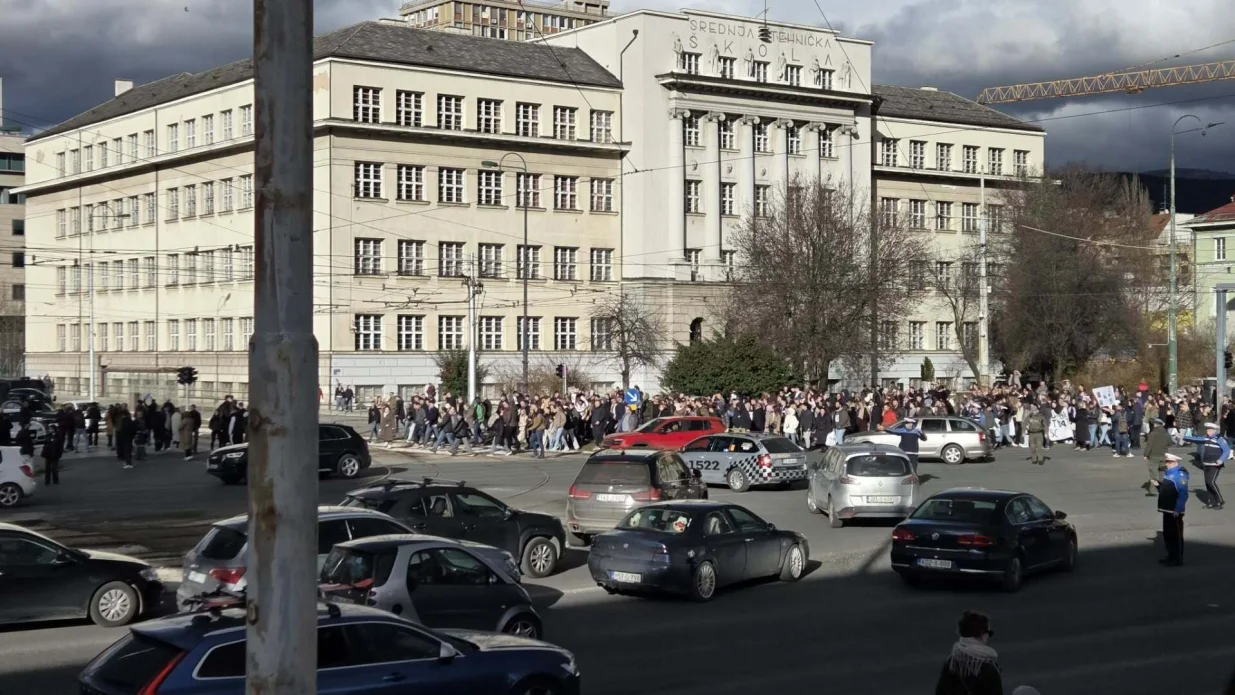 Građani blokirali raskrsnicu kod Zemaljskog muzeja: transparentima i potpunom obustavom saobraćaja traže odgovornost/Nedim Fetahović