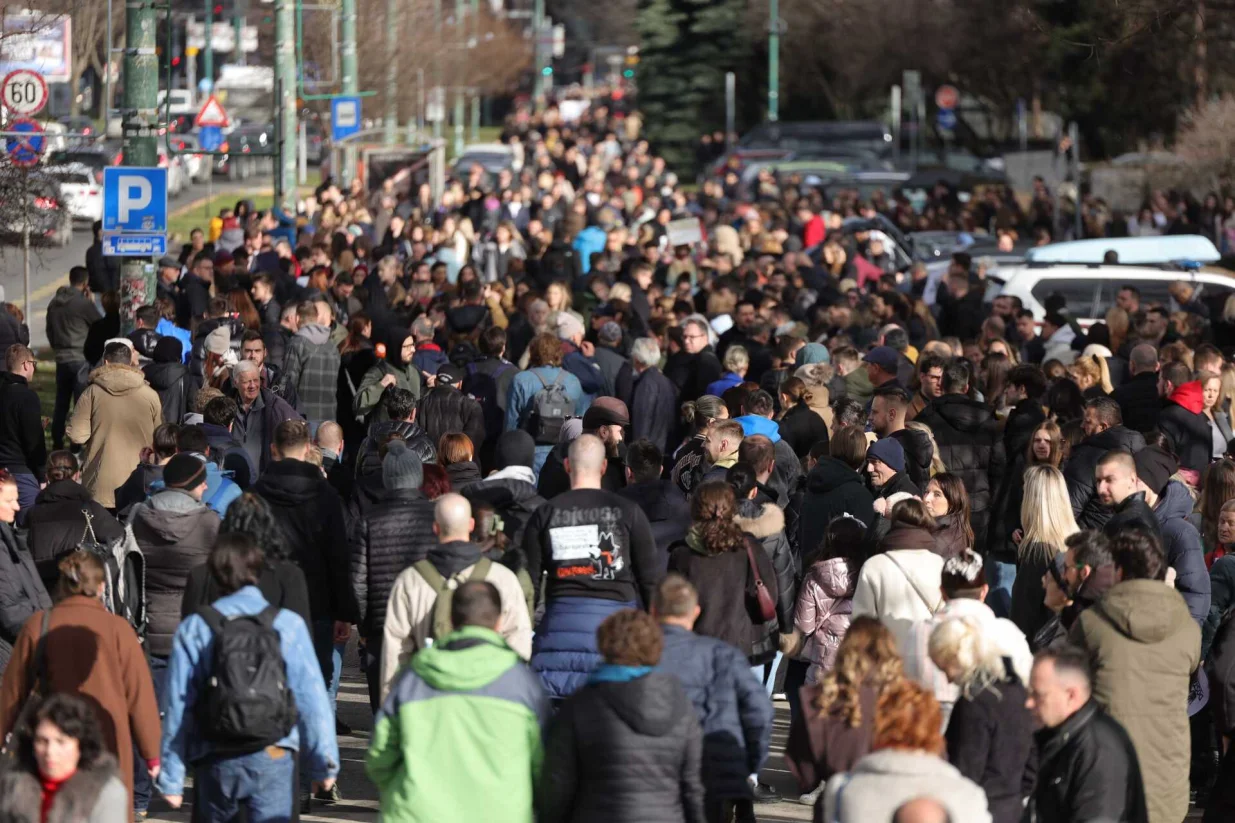 Sarajevo stalo kod Zemaljskog muzeja: hiljade građana na ulici, minut &scaron;utnje za Erdoana i poruke vlastima KS/Senad Gubelić
