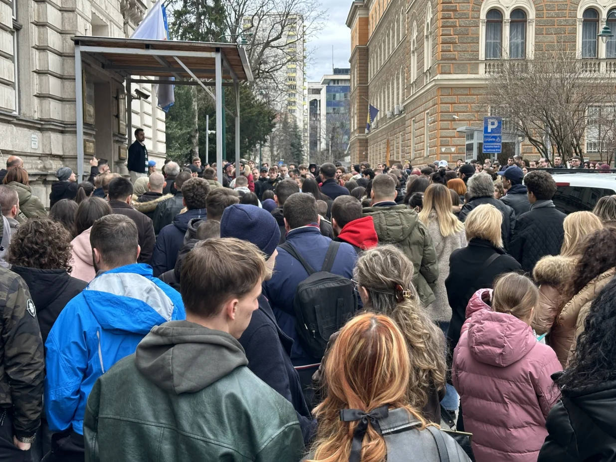 Protest ispred zgrade Vlade KS/Amir Papić