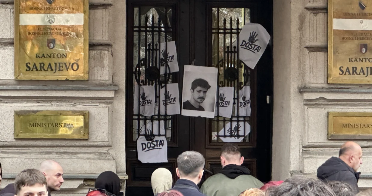 Protest ispred zgrade Vlade KS/Amir Papić