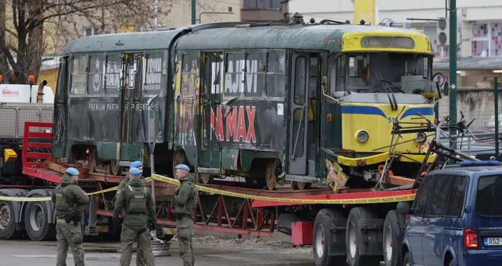 Tramvaj u krugu grasa/Senad Gubelić