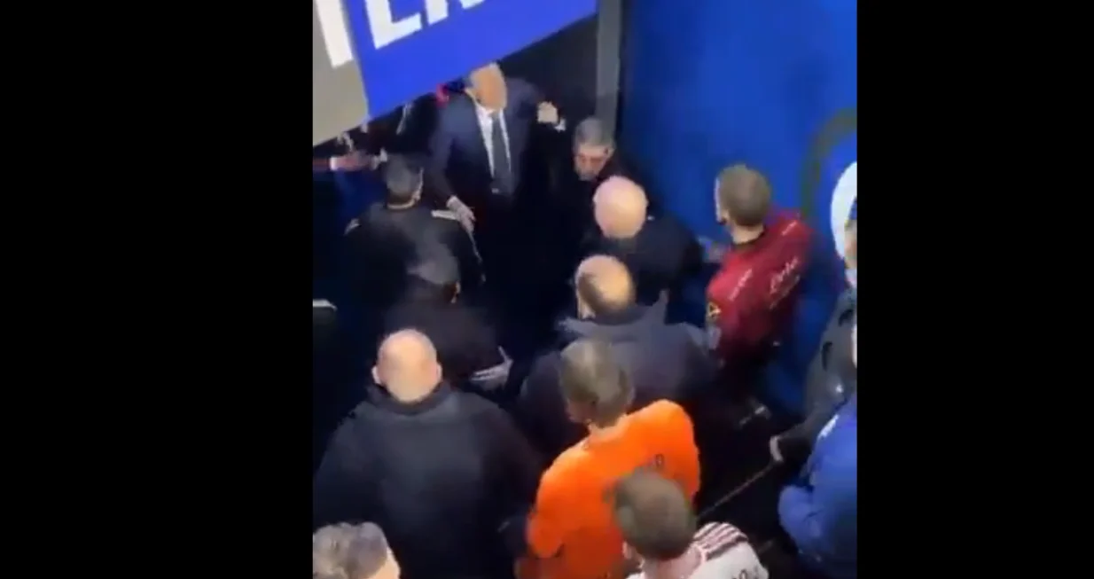 Damien Comolli napada sudiju La Pennu/Foto: 