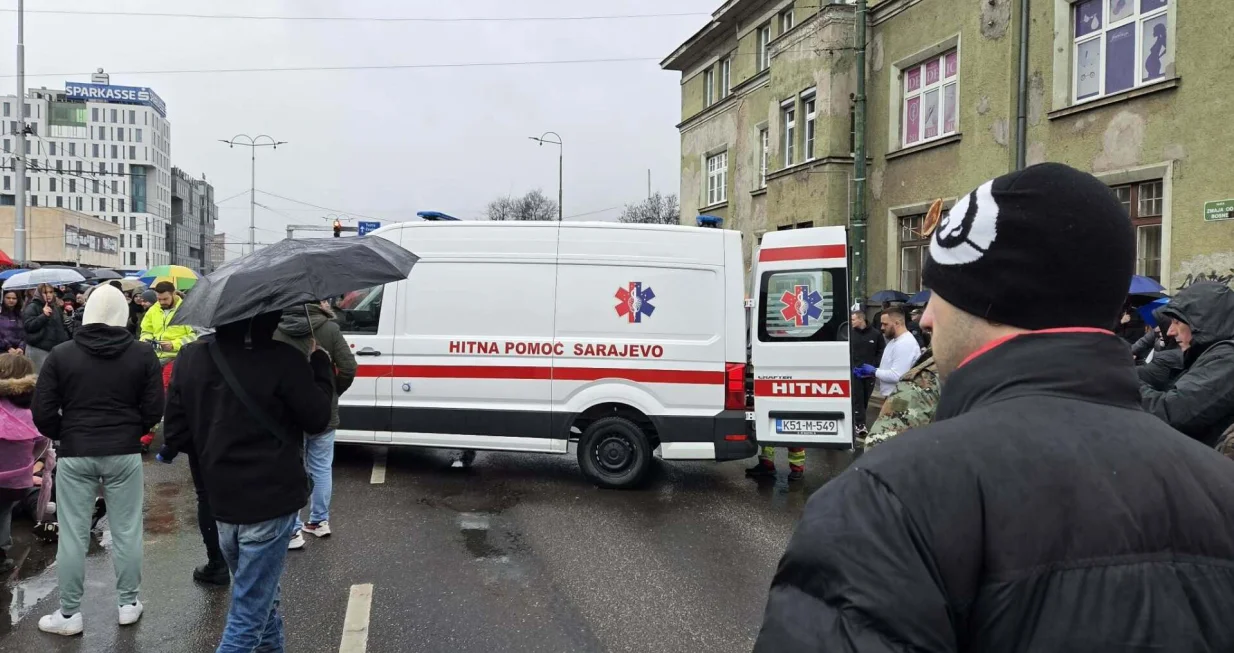 MLADIĆU POZLILO NA PROTESTU: Hitna pomoć intervenisala ispred Zemaljskog muzeja/Nedim Fetahović