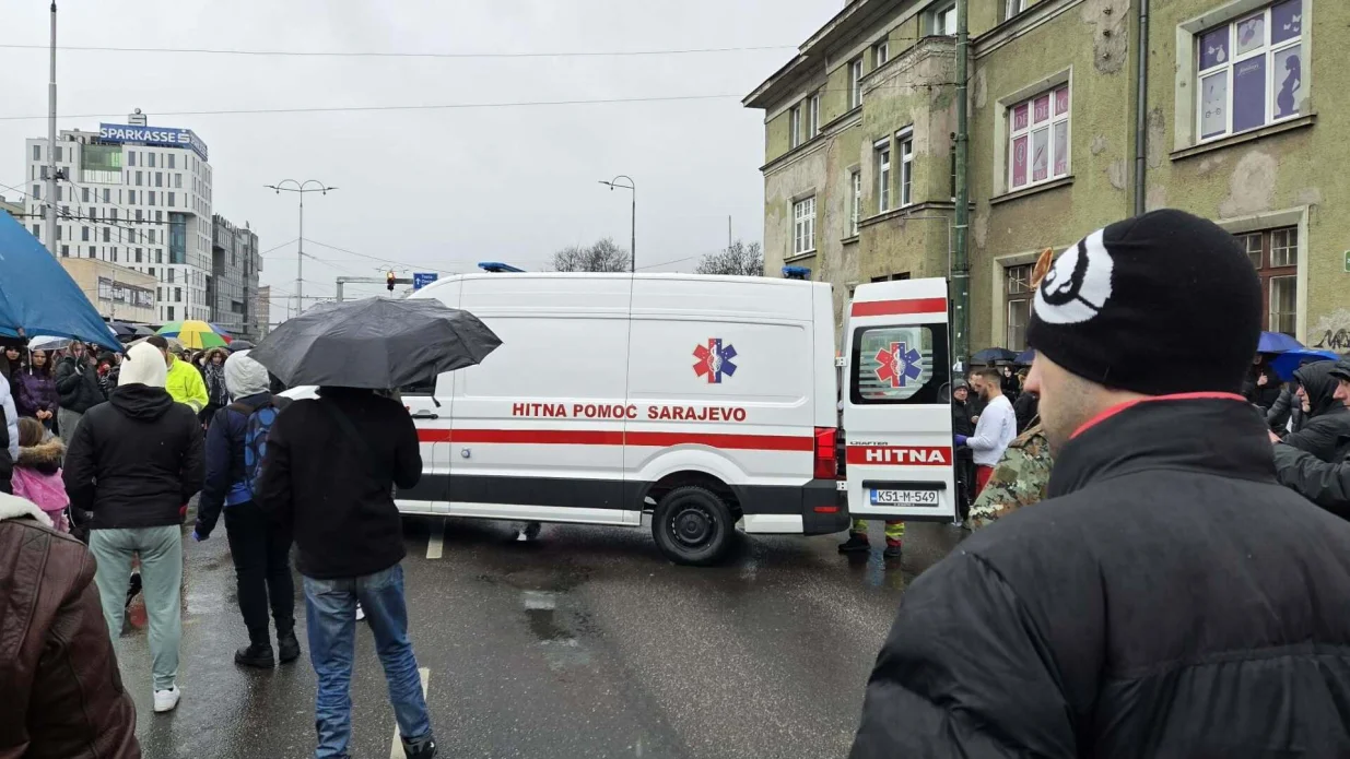 MLADIĆU POZLILO NA PROTESTU: Hitna pomoć intervenisala ispred Zemaljskog muzeja/Nedim Fetahović