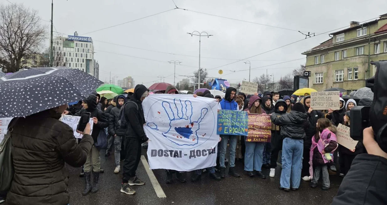SARAJEVO PONOVO NA ULICAMA: Fatiha za Erdoana, poruke "Bol traži odgovornost", Hitna pomoć intervenisala/Nedim Fetahović