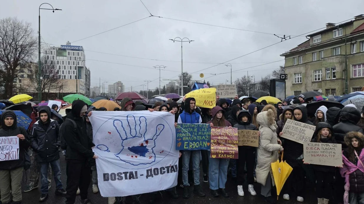 SARAJEVO PONOVO NA ULICAMA: Fatiha za Erdoana, poruke "Bol traži odgovornost", Hitna pomoć intervenisala/Nedim Fetahović