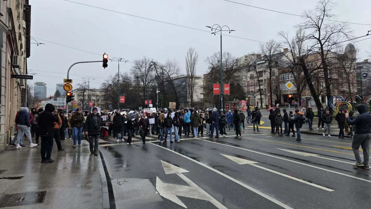 "ADNANE NISI SAM" ODJEKUJE SARAJEVOM: Kolona stigla pred Kantonalni sud, građani pro&scaron;li Predsjedni&scaron;tvo/Nedim Fetahović