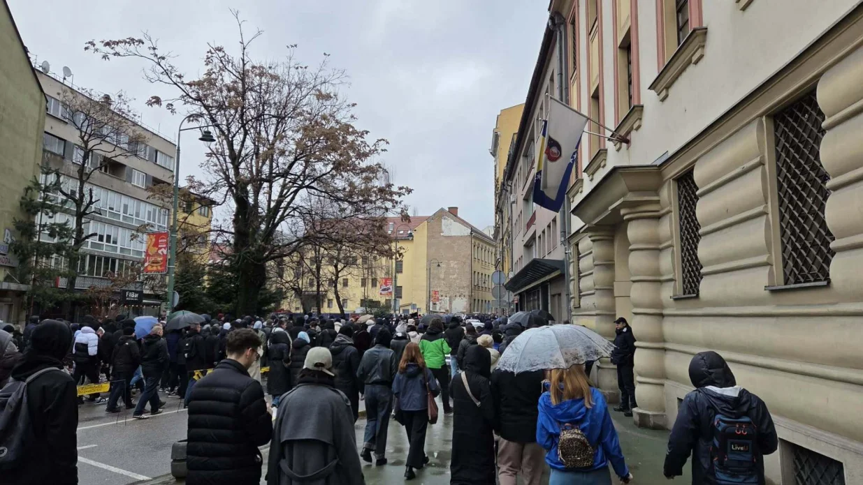 "ADNANE NISI SAM" ODJEKUJE SARAJEVOM: Kolona stigla pred Kantonalni sud, građani pro&scaron;li Predsjedni&scaron;tvo/Nedim Fetahović