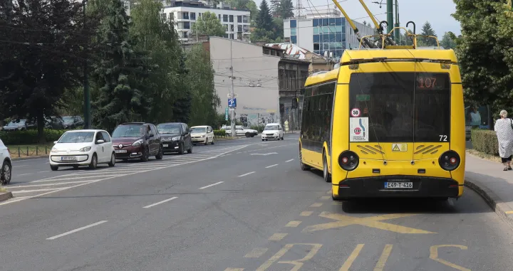 Sarajevo - postavljene nove nadzorne kamere koje automatski bilježe vozila parkirana na autobuskim trolejbuskim stajali&scaron;tima/Senad Gubelić