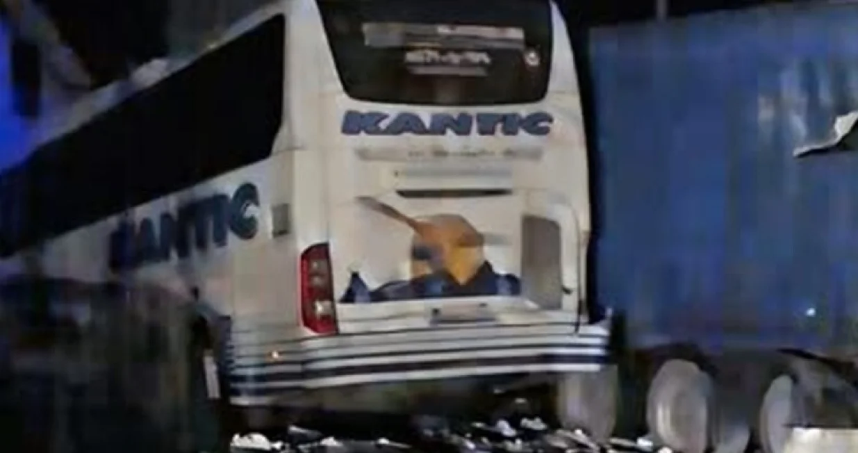 Sudar kamiona i autobusa/Derventa Caffe//