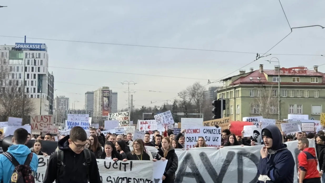Brojne poruke na protestima/Nedim Fetahović