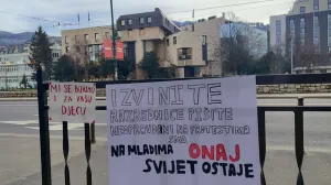 Četvrti dan protesta u SarajevuNaslov: Gimnazijalci su se na simpatičan način izvinili razrednici/