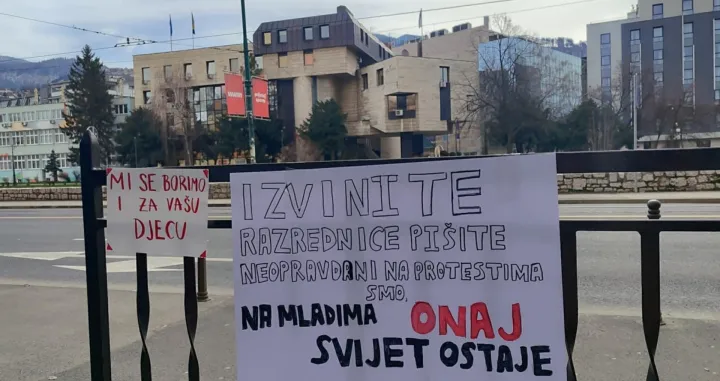 Četvrti dan protesta u SarajevuNaslov: Gimnazijalci su se na simpatičan način izvinili razrednici/