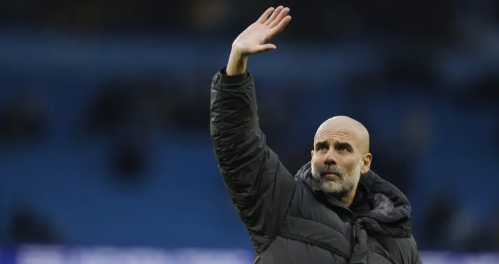 Soccer Football - FA Cup - Fourth Round - Manchester City v Salford City - Etihad Stadium, Manchester, Britain - February 14, 2026 Manchester City manager Pep Guardiola salutes their fans after the match Action Images via Reuters/Jason Cairnduff/Foto: Jason Cairnduff