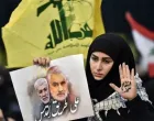 HEZBOLAH JOS NIJE NESTAO: Pristalica Hezbolaha drži poster sa slikom ubijenog iranskog generala Kasima Sulejmanija /
