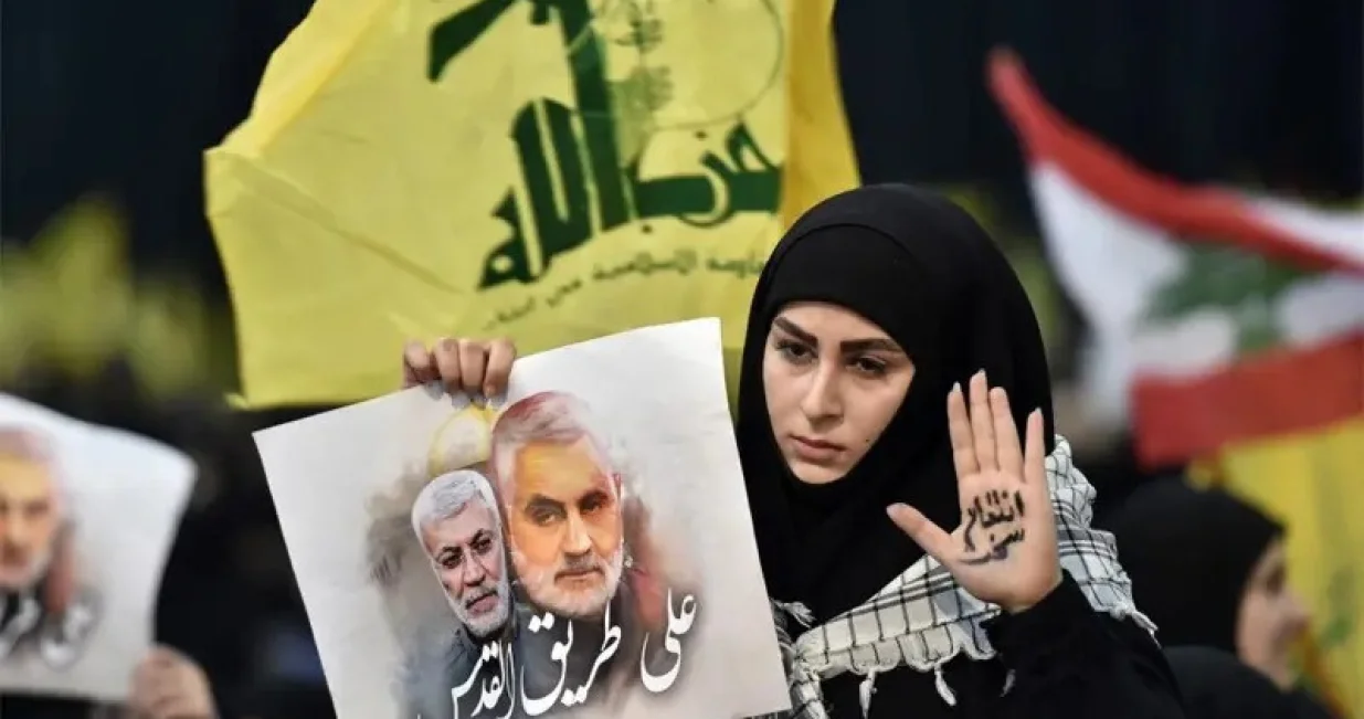 HEZBOLAH JOS NIJE NESTAO: Pristalica Hezbolaha drži poster sa slikom ubijenog iranskog generala Kasima Sulejmanija /