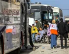 KHAN YUNIS, GAZA - 8. FEBRUAR: Grupa pacijenata i ranjenih iz bolnice Crvenog križa, u pratnji njihovih njegovatelja, kreće autobusima iz Khan Younisa prema graničnom prelazu Rafah radi evakuacije. (Abed Rahim Khatib - Anadolu Agency)/