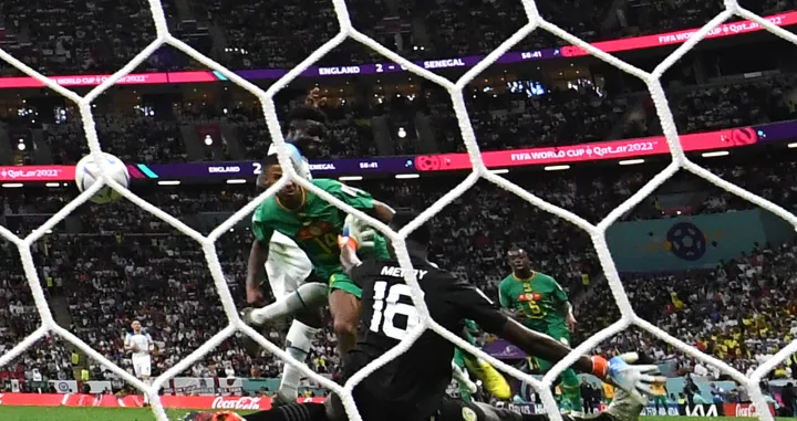 epaselect epa10348861 Bukayo Saka (white shirt) of England scores the 3-0 lead during the FIFA World Cup 2022 round of 16 soccer match between England and Senegal at Al Bayt Stadium in Al Khor, Qatar, 04 December 2022. EPA/Neil Hall/Foto: Neil Hall