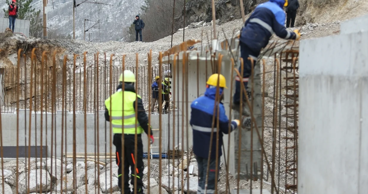 Radovi na sanaciji o&scaron;tećenja željezničke pruge kod Komadinovog Vrela, nedaleko od Jablanice, zbog kojeg je vi&scaron;e od tri mjeseca potpuno obustavljen željeznički saobraćaj na dionici Sarajevo &ndash; Mostar, mogli bi biti zavr&scaron;eni krajem januara ili početkom februara. Gradili&scaron;te pruge, osim predstavnika ŽFBiH, u ponedjeljak posjetili su ministar komunikacija i prometa BiH Edin Forto i federalna ministrica prometa i komunikacija Andrijana Katić/Denis Zuberi