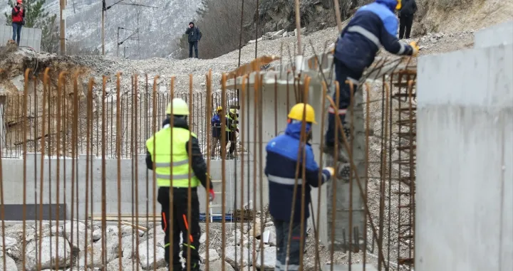 Radovi na sanaciji o&scaron;tećenja željezničke pruge kod Komadinovog Vrela, nedaleko od Jablanice, zbog kojeg je vi&scaron;e od tri mjeseca potpuno obustavljen željeznički saobraćaj na dionici Sarajevo &ndash; Mostar, mogli bi biti zavr&scaron;eni krajem januara ili početkom februara. Gradili&scaron;te pruge, osim predstavnika ŽFBiH, u ponedjeljak posjetili su ministar komunikacija i prometa BiH Edin Forto i federalna ministrica prometa i komunikacija Andrijana Katić/Denis Zuberi