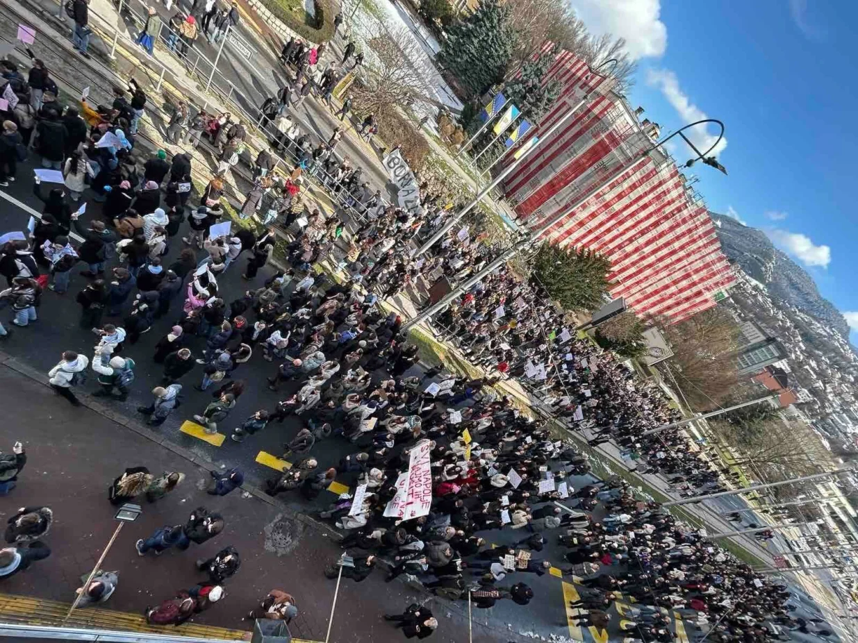 Kolona građana ide kroz Alipa&scaron;inu ulicu//