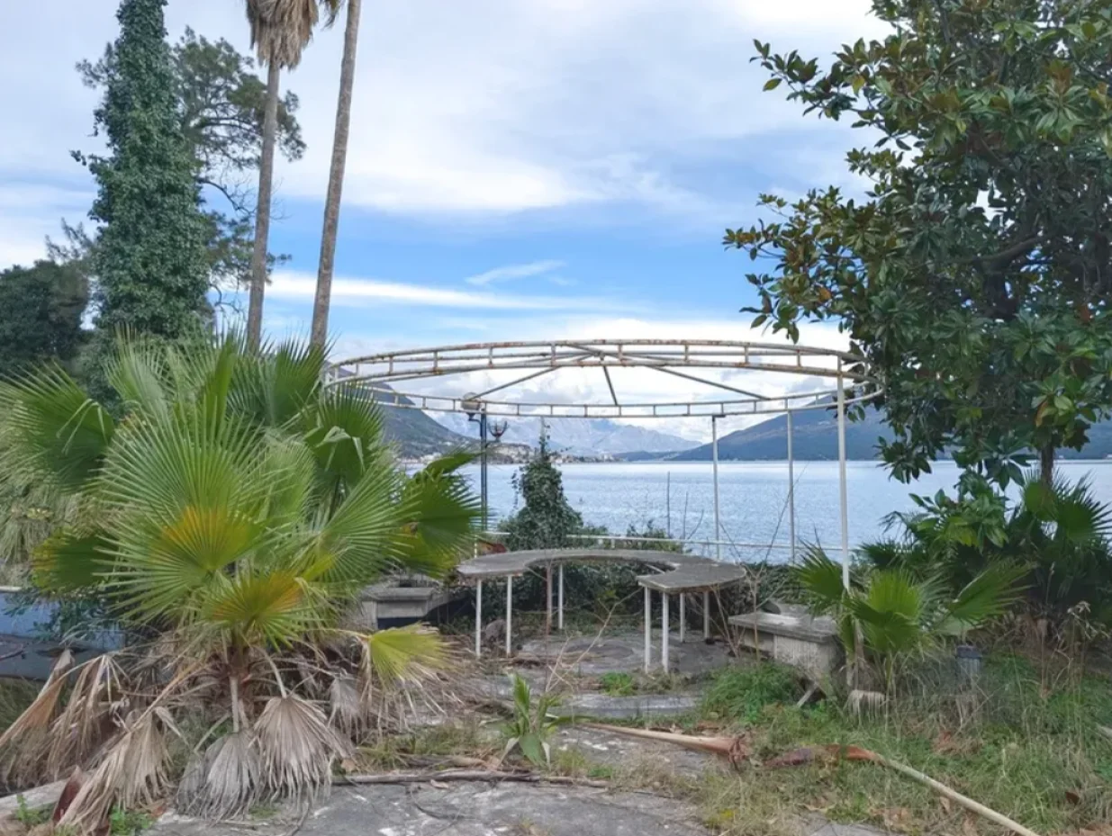 Titova vila, Lovćenka, Meljine u Herceg Novom/Reddit