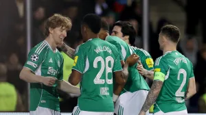 Soccer Football - UEFA Champions League - Play Off - First Leg - Qarabag v Newcastle United - Tofiq Bahramov Stadium, Baku, Azerbaijan - February 18, 2026 Newcastle United's Anthony Gordon celebrates scoring their first goal with teammates REUTERS/Aziz Karimov/Foto: Aziz Karimov