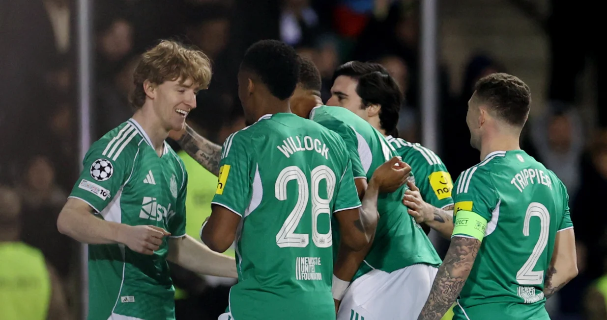Soccer Football - UEFA Champions League - Play Off - First Leg - Qarabag v Newcastle United - Tofiq Bahramov Stadium, Baku, Azerbaijan - February 18, 2026 Newcastle United's Anthony Gordon celebrates scoring their first goal with teammates REUTERS/Aziz Karimov/Foto: Aziz Karimov