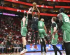 Feb 4, 2026; Houston, Texas, USA; Houston Rockets forward Kevin Durant (7) shoots the ball as Boston Celtics center Luka Garza (52) defends during the first quarter at Toyota Center. Mandatory Credit: Troy Taormina-Imagn Images/Foto: Troy Taormina