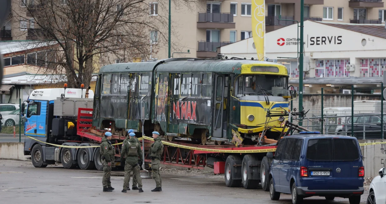 Tramvaj u krugu grasa/Senad Gubelić