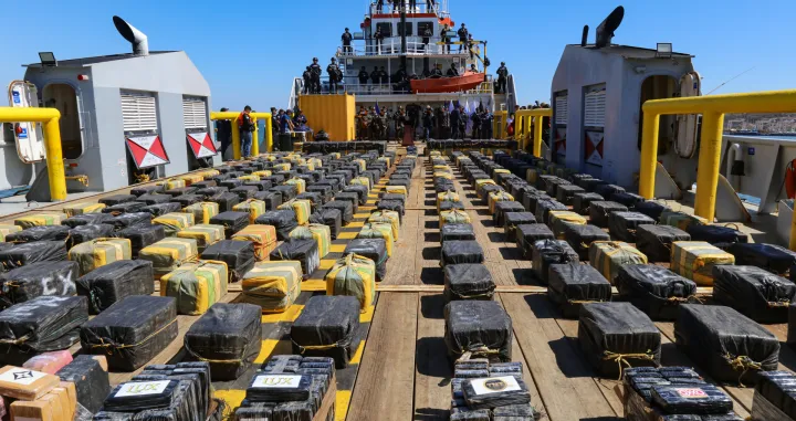 LA UNION, EL SALVADOR - 19. FEBRUARA 2026.: Nacionalna mornarica El Salvadora zaplijenila je vi&scaron;enamjenski brod pod tanzanijskom zastavom koji je prevozio oko 6,6 tona kokaina, otprilike 380 nautičkih milja od obale zemlje.Droga, vrijedna oko 165 miliona dolara, predstavljena je u pomorskoj bazi u La Unionu, gdje je osoblje mornarice izložilo zaplijenjeni teret, u četvrtak, 19. februara.Ministar odbrane Francis Merino rekao je da su operaciju izveli pripadnici kolumbijske mornarice putem Trident Naval Task Force, dodajući da je presretanje po&scaron;iljke spriječilo da kokain stigne do drugih zemalja.Merino je dodao da je na brodu pritvoreno 10 članova posade, uključujući četiri Kolumbijca, tri Nikaragvanca, dva Panamca i jednog Ekvadorca. (Alex Pena - Anadolu Agency)/