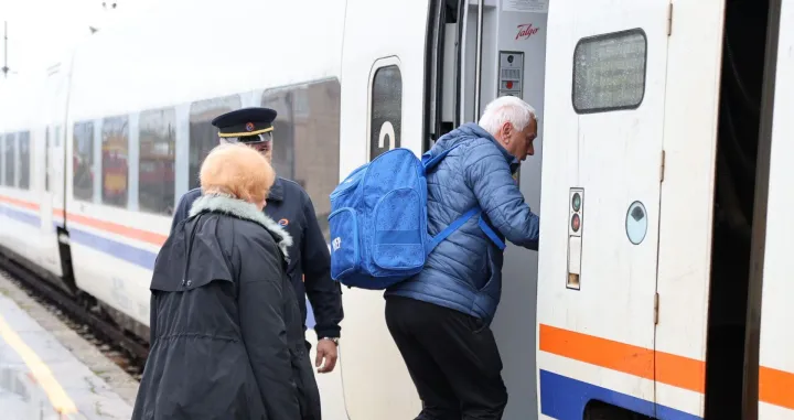 PLOДЊE, 9. studenoga (FENA) - Prvi meД'unarodni vlak na novoj ЕѕeljezniДЌkoj liniji Sarajevo-PloДЌe-Sarajevo krenuo je u nedjelju iz stanice PloДЌe u 15.40 sati, ДЌime je i sluЕѕbeno uspostavljena nova linija koju su zajedniДЌki pokrenule ЕЅeljeznice Federacije BiH (ЕЅFBiH) i Hrvatske Еѕeljeznice PutniДЌki prijevoz (HЕЅPP). (Foto FENA/ Mateo MarinoviД&Dagger;)/Mateo Marinović